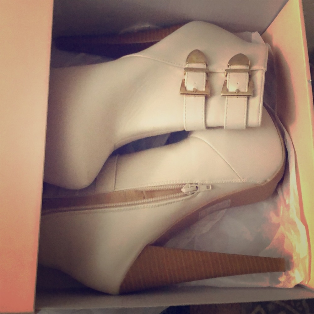Boots by shoedazzle size 7